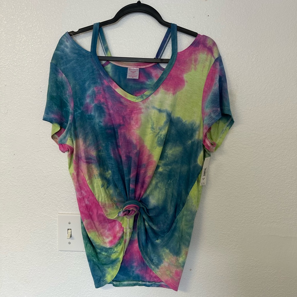Super cute tie-dye shirt that can be worn in many ways.